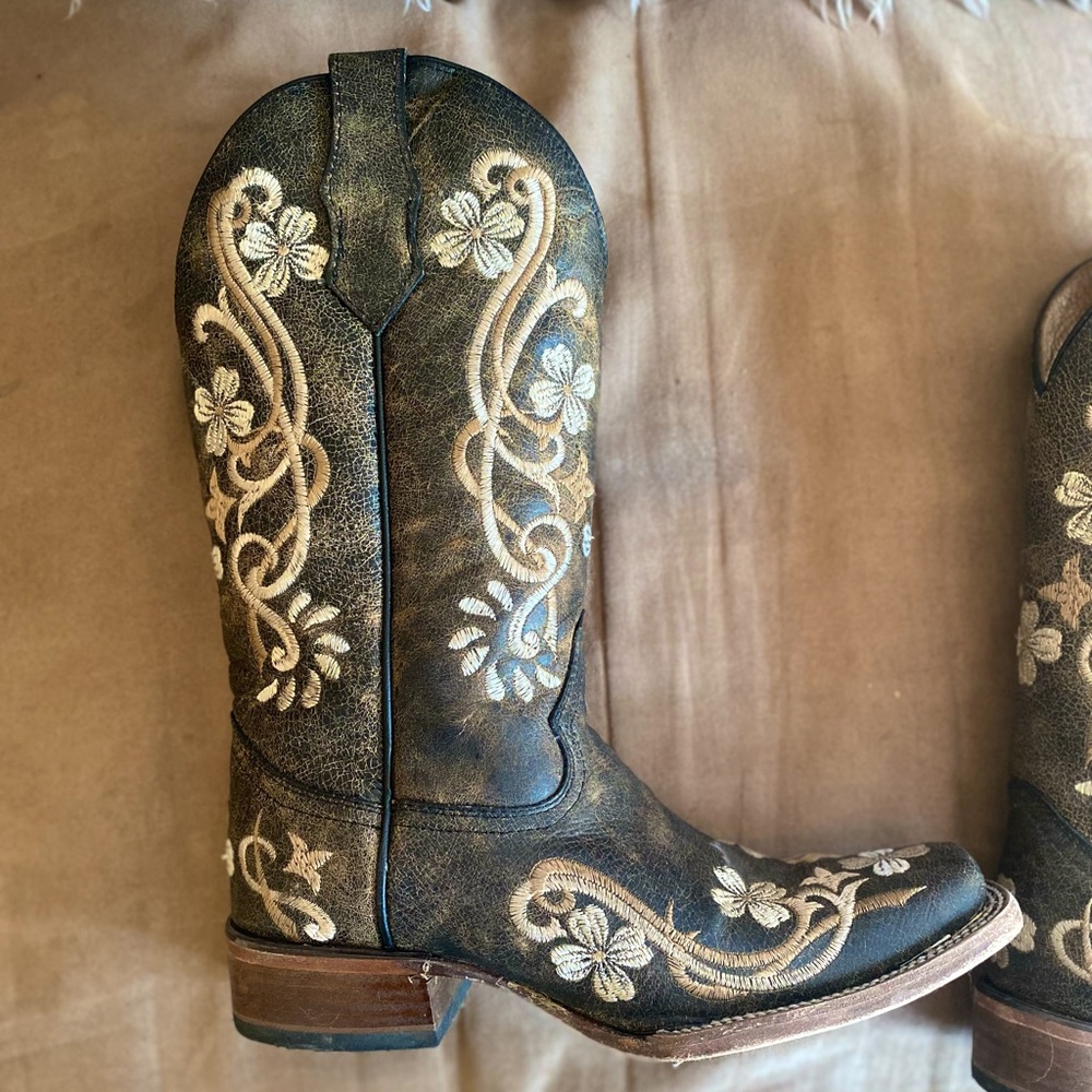 Circle G woman’s western boots 8.5